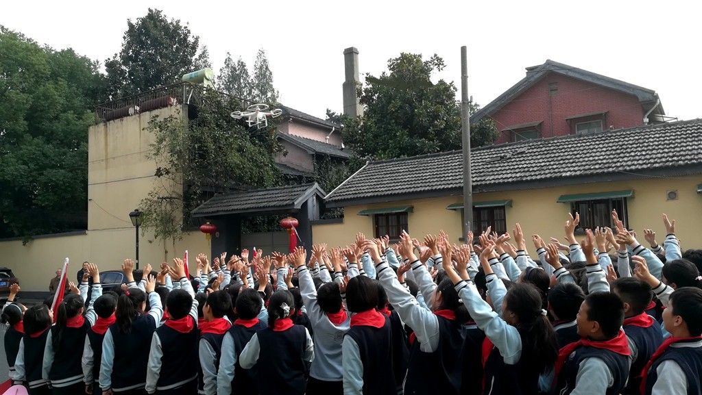【金盛集团】“橙”计划走进琅琊路小学 无人机航拍传递爱的祝语